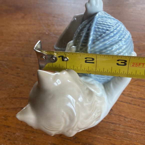 Vintage 1989 NAO by Lladro porcelain cat playing with ball of yarn figurine - Picture 7 of 11